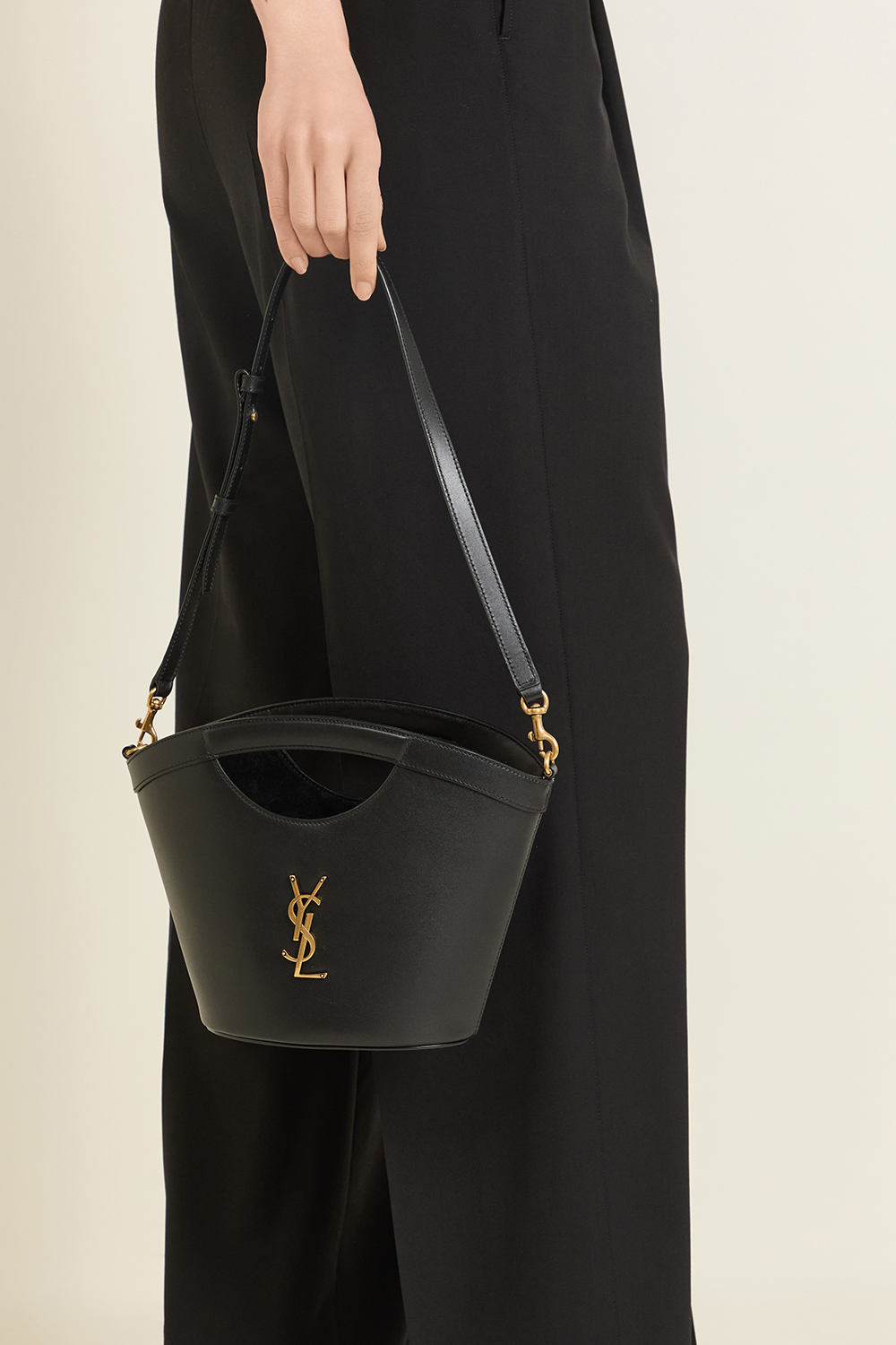 תמונת כל הלוק של תיק נשיאה מיני SAINT LAURENT